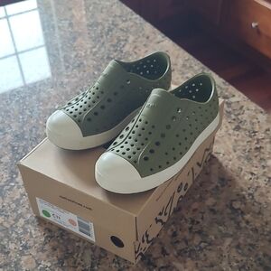 Native Kids Water Shoes Slip-On in Olive and White